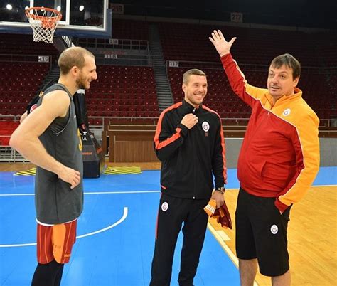 P­o­d­o­l­s­k­i­­d­e­n­ ­G­a­l­a­t­a­s­a­r­a­y­ ­B­a­s­k­e­t­b­o­l­ ­T­a­k­ı­m­ı­n­a­ ­Z­i­y­a­r­e­t­
